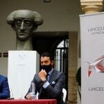 El empresario taurino de Lances de Futuro José María Garzón (i), junto al diestro Juan Serrano Finito de Córdoba, durante la presentación del cartel de la feria taurina cordobesa