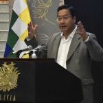 AME6771. LA PAZ (BOLIVIA), 30/03/2021.- El presidente de Bolivia Luis Arce, da un discurso hoy durante el lanzamiento del prerregistro para la vacunación en La Paz (Bolivia). El Gobierno de Bolivia presentó este martes un sistema para el prerregistro ciudadano para la vacunación contra la covid-19 que llegará a la población mayor de 18 años a partir de abril tras una primera fase que incluyó al personal de la salud y gente con enfermedades de base. EFE/Stringer
