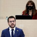 El candidato de ERC a la presidencia de la Generalitat, Pere Aragonès, junto a la presidenta del Parlament, Laura Borràs, durante la primera intervención durante el segundo debate de su investidura