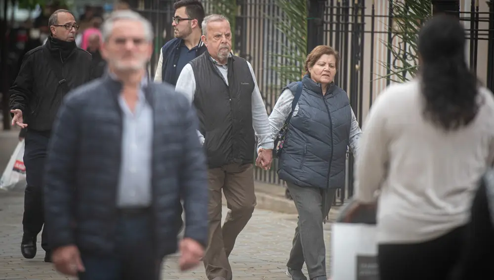 Varias personas pasean sin mascarillas por las calles de Gibraltar después de que España haya decidido levantar la restricción temporal del acceso por vía terrestre al espacio Schengen a través del puesto de control de personas con el territorio de Gibraltar por razones de salud pública, que queda sin efectos a partir de las 18:00 horas de el martes 30 de marzo. Gibraltar, a 30 de marzo 202130 MARZO 2021Marcos Moreno /Europa Pres30/03/2021