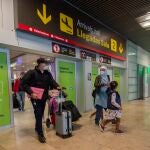 Viajeros de un vuelo procedente de Casablanca (Marruecos), en la Terminal T1 del Aeropuerto Madrid - Barajas Adolfo Suárez, en Madrid (España)
