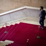 El candidato de ERC a la presidencia de la Generalitat, Pere Aragon&egrave;s, baja las escaleras del Parlament durante un receso de la segunda sesi&oacute;n del debate de su investidura fallido