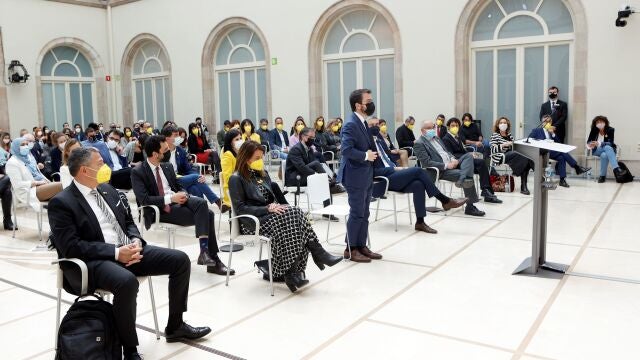 El candidato de ERC a la presidencia de la Generalitat, Pere Aragonès, vota de viva voz durante la segunda sesión del debate de investidura que se ha celebrado este martes en el Auditori del Parlament
