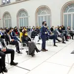 El candidato de ERC a la presidencia de la Generalitat, Pere Aragonès, vota de viva voz durante la segunda sesión del debate de investidura que se ha celebrado este martes en el Auditori del Parlament