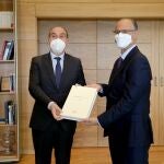 El Procurador del Común, Tomás Quintana, entrega el informe anual al presidente de las Cortes regionales, Luis Fuentes