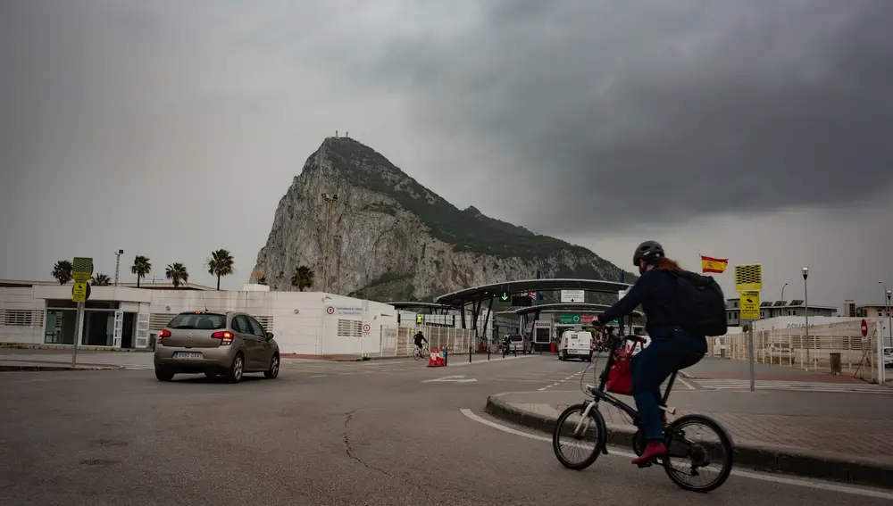 Tránsito de coches y personas en la frontera de Gibraltar,