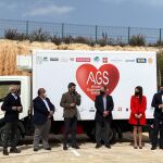 Las autoridades se hicieron la foto junto al nuevo camión solidario
