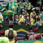 AME6987. RÍO DE JANEIRO (BRASIL), 31/03/2021.- Seguidores del presidente de Brasil, Jair Bolsonaro, participan en una concentración en apoyo a su Gobierno hoy, en la playa de Copacabana, Río de Janeiro (Brasil). EFE/ Antonio Lacerda