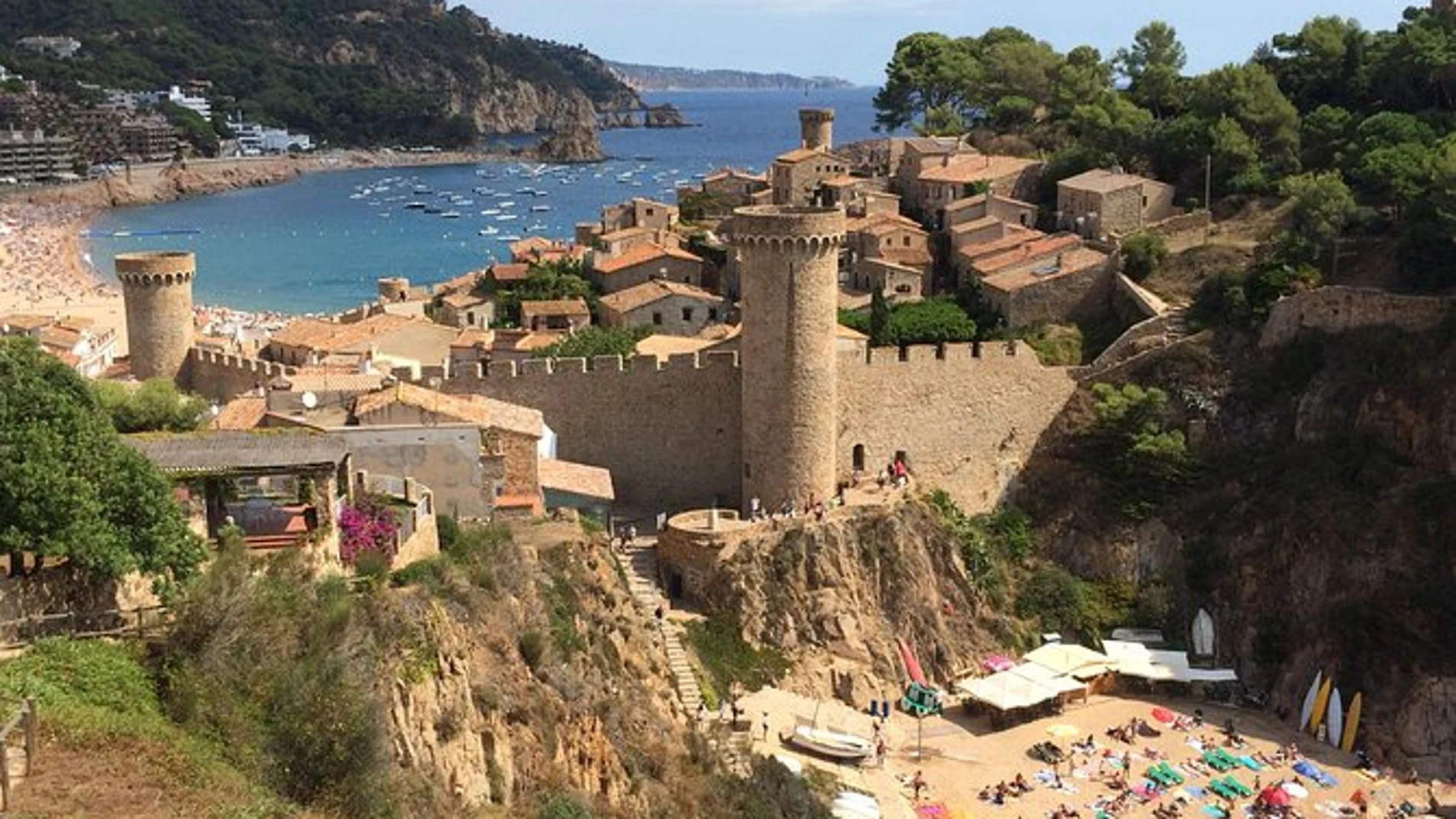 El castillo y la playa de Tossa de Mar