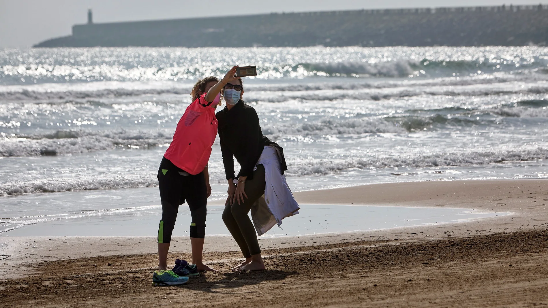 Turistas en la playa de Gandía (Valencia).EFE/ Natxo Frances
