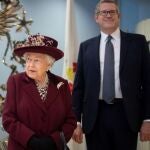 Isabel II y Andrew Parker, en un acto oficial