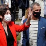 Isabel Díaz Ayuso (i), y Toni Cantó, quinto en la lista de la candidatura del PP