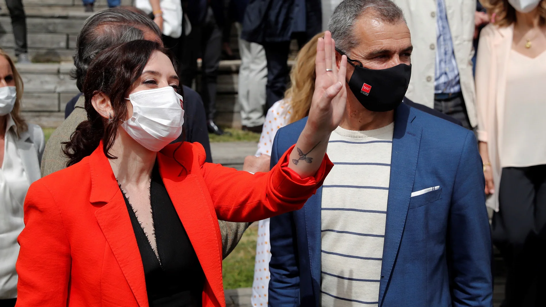 Isabel Díaz Ayuso (i), y Toni Cantó, quinto en la lista de la candidatura del PP