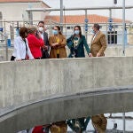Carmen Crespo (en el centro) en el EDAR de Antas (Almería)