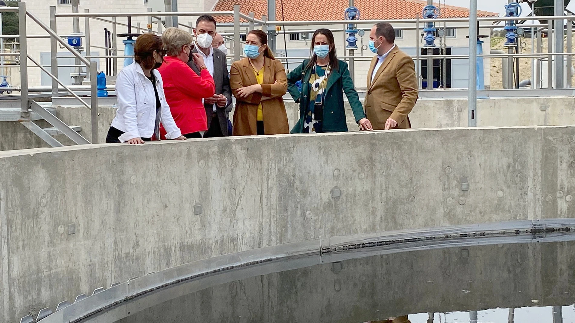 Carmen Crespo (en el centro) en el EDAR de Antas (Almería)