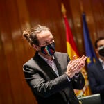 El esvicepresidente segundo, Pablo Iglesias, aplaude durante el traspaso de carteras ministeriales