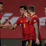 Los jugadores españoles celebran el tercer gol, marcado por Gerard Moreno