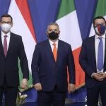 El primer ministro polaco Mateusz Morawiecki, su homólogo húngaro Viktor Orban y el líder de la extrema derecha italiana Matteo Salvini