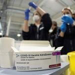 Personal sanitario prepara vacunas de AstraZeneca en el hospital Enfermera Isabel Zendal en Madrid.
