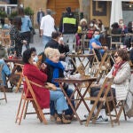 Una terraza llena de gente durante el primer d&iacute;a del puente de Semana Santa, en Madrid (Espa&ntilde;a), a 1 de abril de 2021. La regi&oacute;n de Asturias permanece cerrada hasta el final del estado de alarma, previsto para el 9 de mayo. Otras de las medidas son el cierre de bares y restaurantes a las 20 horas y el toque de queda de 22 horas de la noche a 6 de la ma&ntilde;ana.ASTURIAS;BARES;RESTAURANTES;MASCARILLA;CORONAVIRUS;CIERRE PERIMETRAL;CONTAGIOSJorge Peteiro / Europa Press01/04/2021