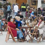 Una terraza llena de gente durante el primer día del puente de Semana Santa, en Madrid (España), a 1 de abril de 2021. La región de Asturias permanece cerrada hasta el final del estado de alarma, previsto para el 9 de mayo. Otras de las medidas son el cierre de bares y restaurantes a las 20 horas y el toque de queda de 22 horas de la noche a 6 de la mañana.ASTURIAS;BARES;RESTAURANTES;MASCARILLA;CORONAVIRUS;CIERRE PERIMETRAL;CONTAGIOSJorge Peteiro / Europa Press01/04/2021