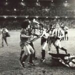 Maradona es perseguido por Núñez y De Andrés después de golpear a Sola, en el suelo con abrigo, tras la final de Copa del 84