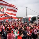 Cientos de aficionados han despedido al Athletic Club en Lezama
