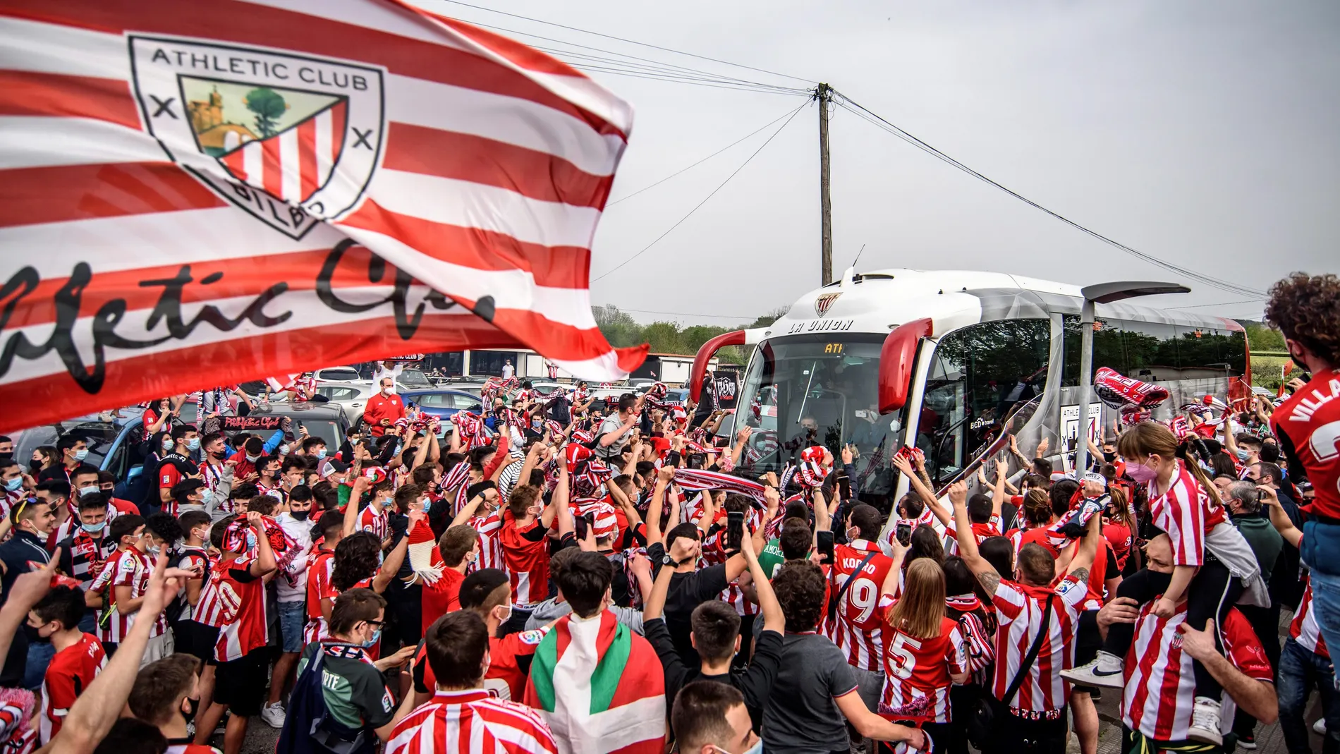 Cientos de aficionados han despedido al Athletic Club en Lezama