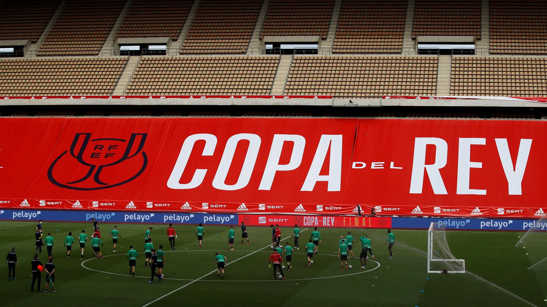 Los jugadores de la Real Sociedad, durante el entrenamiento en el estadio de La Cartuja de Sevilla el día anterior de la final de Copa contra el Athletic Club