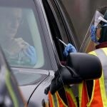 Un hombre baja la ventanilla para ser vacunado en Carolina del Norte