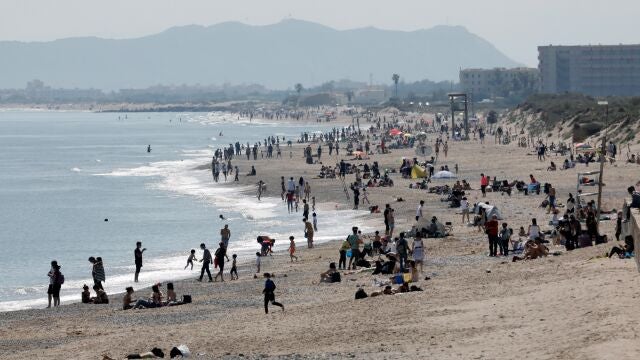 Imagen de la playa de El Saler con el hotel Sidi al fondo a la derecha