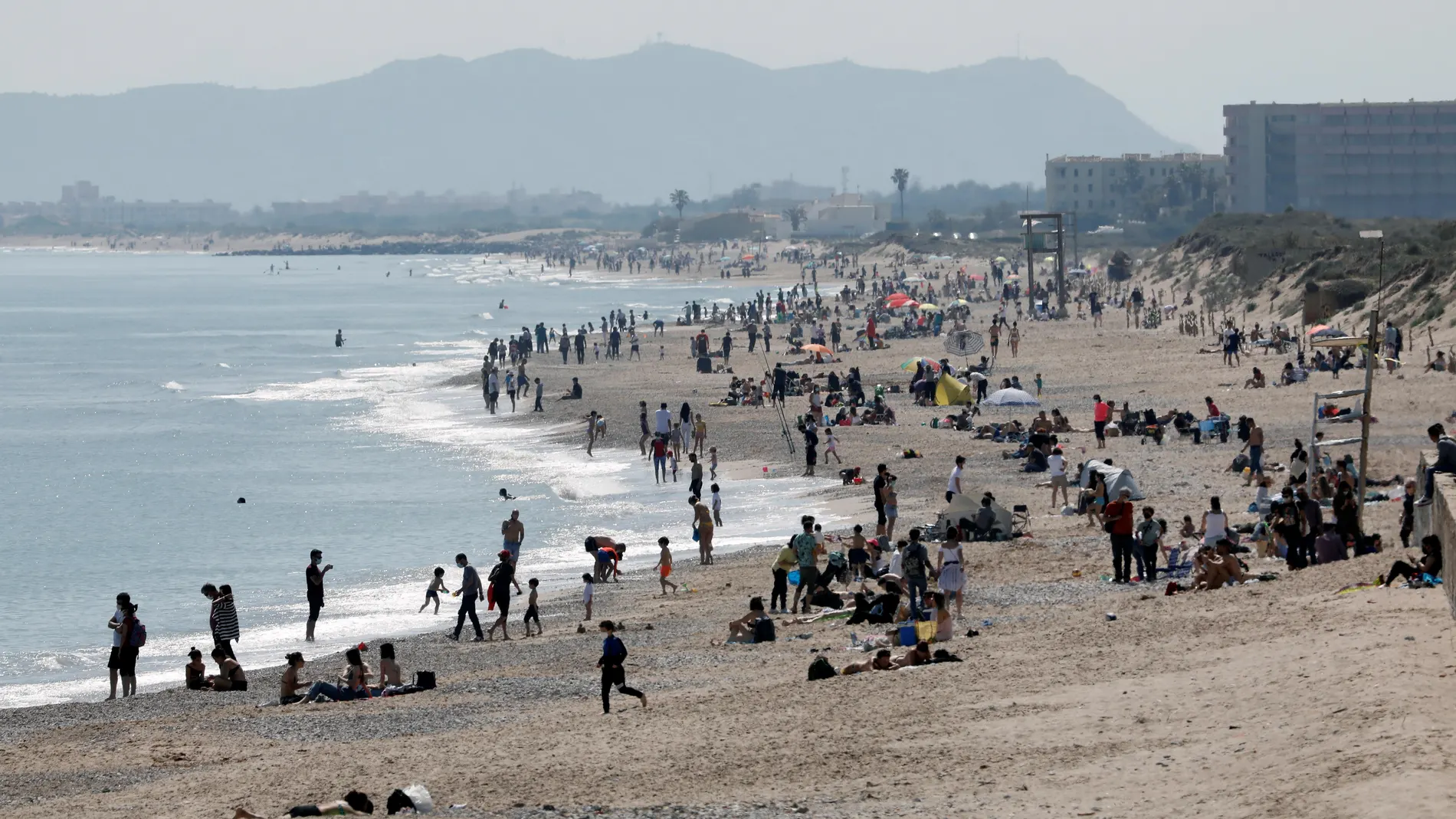 Imagen de la playa de El Saler con el hotel Sidi al fondo a la derecha