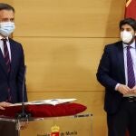 El nuevo consejero de Presidencia, Marcos Ortuño, jura su cargo ante el presidente de la Región de Murcia, Fernando López Miras, el pasado tres de abril