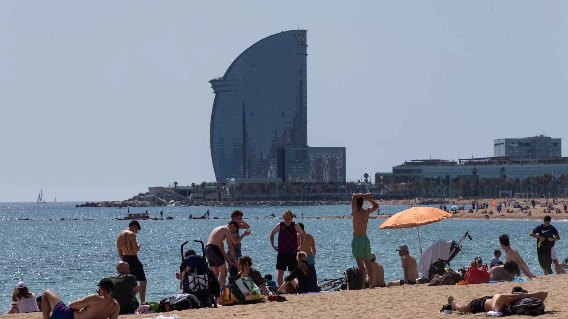 Vista de la playa de la Barceloneta en Barcelona