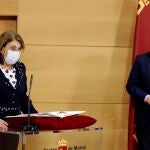 La consejera de Educación y Cultura, Mabel Campuzano, una de las personas de Vox, en el juramento de su cargo ante el presidente de la Región de Murcia, Fernando López Miras, durante el acto de toma de posesión en el Palacio de San Esteban