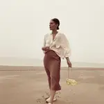 Carmen de la Cruz con falda satinada de Parfois/ Instagram @bridalada