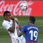 Militao con Aleix García.