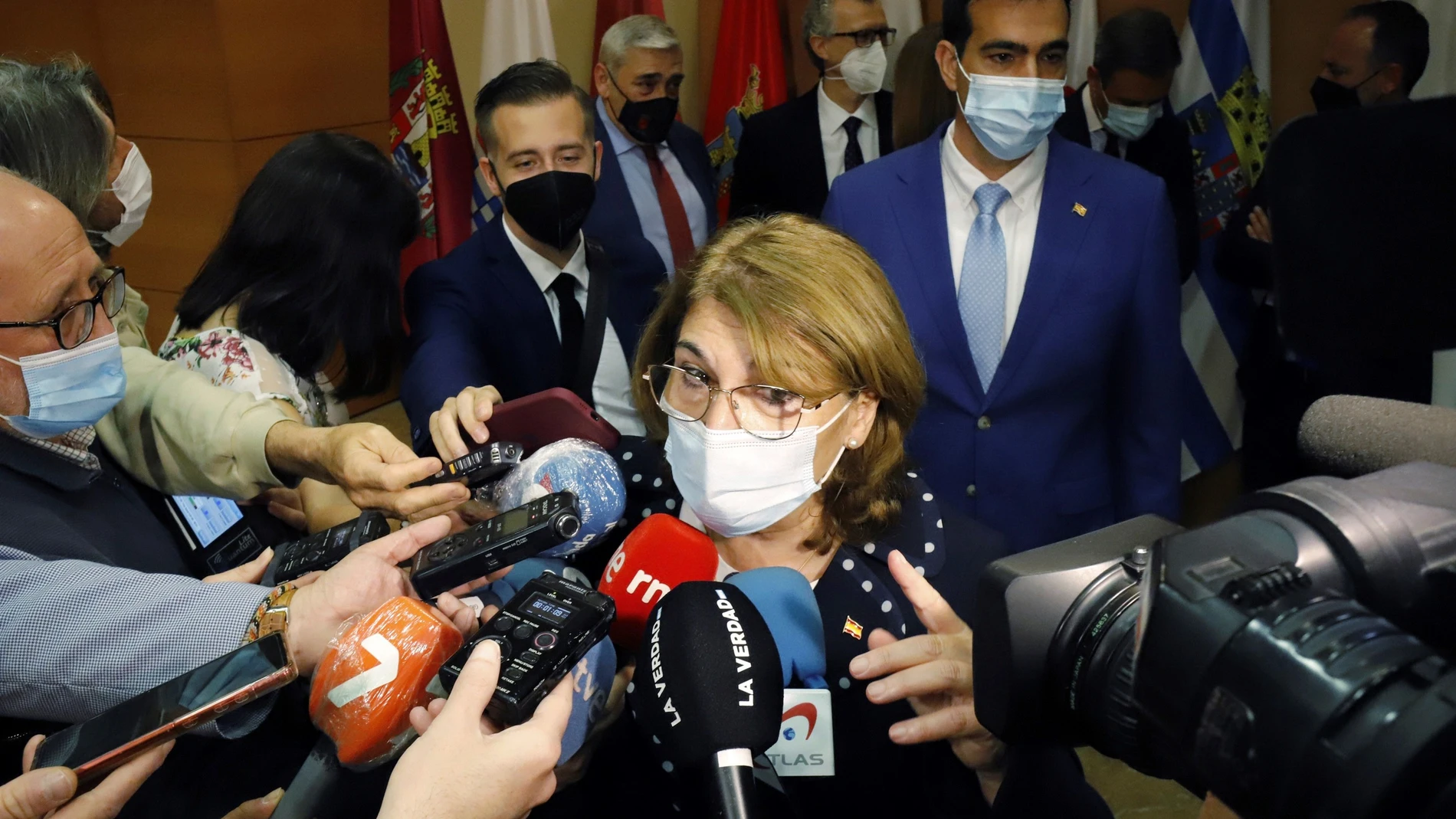 La nueva consejera de Educación y Cultura, Mabel Campuzano, atiende a los medios tras su toma de posesión en el Palacio de San Esteban, este sábado en Murcia