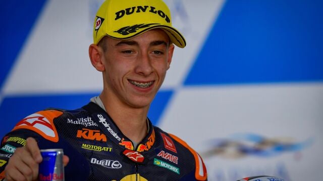 El piloto español Pedro Acosta, en el podio del circuito de Losail