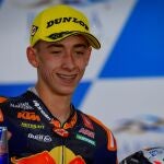 El piloto español Pedro Acosta, en el podio del circuito de Losail