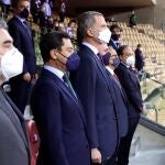 El rey Felipe VI acompañado por otras autoridades escuchan el himno nacional antes del inicio del la final de la Copa del Rey