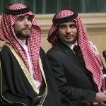 El príncipe Hamza Bin Al-Husseina la derecha, acusado de sedición, junto al príncipe Hashem Bin Al-Hussein