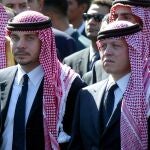 El príncipe Hamzah (izq) junto a su hermano el rey Abdalá II (der), en una imagen de archivo de 2004 en el funeral del expresidente palestino Yasir Arafat en El Cairo