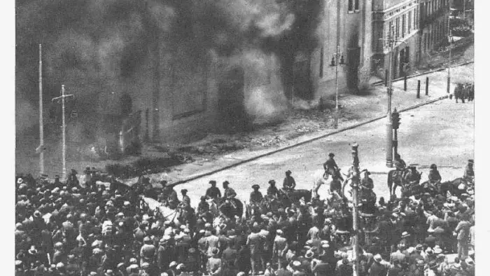 Incendio de una casa de jesuitas durante la II República