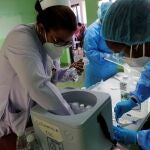 AME7809. SAN MIGUELITO (PANAMÁ), 05/04/2021.- Personal médico prepara vacunas Pfizer contra la covid-19 para aplicar segundas dosis a la población hoy, en la escuela república de Colombia, en San Miguelito (Panamá). Panamá, con 356.377 casos de la covid-19 y 6.135 muertes por la enfermedad, ha contratado la compra de 7,2 millones de dosis de vacuna, 5 millones de Pfizer y el resto de AstraZeneca, el mecanismo Covax, y ha entablado conversaciones con desarrolladores rusos y chinos para acceder a los preparados de Sputik V y Sinovac. EFE/ Bienvenido Velasco