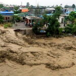 Dili (Timor-leste), 03/04/2021.- People stay on higher ground as river flow increases due to the flood in Dili, East Timor, also known as Timor Leste, 04 April 2021 (issued 05 April 2021). Dozens of people are dead and missing as floods and landslides caused by torrential rains hit the eastern part of Indonesia and East Timor. (Inundaciones, Timor Oriental) EFE/EPA/ANTONIO DASIPARU