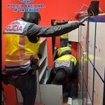 Los agentes de Policía, en un momento del registro