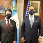 GU1001. Ciudad de Guatemala (GUATEMALA), 05/04/2021.- Fotografía cedida por la Presidencia de Guatemala del enviado especial de Estados Unidos para el Triángulo Norte de Centroamérica, Ricardo Zúñiga (i), con el canciller de Guatemala Pedro Brolo (d), hoy en el ministerio de Relaciones Exteriores de Guatemala. El enviado especial de Estados Unidos para el Triángulo Norte de Centroamérica, Ricardo Zúñiga, sostuvo este lunes un encuentro con el presidente guatemalteco, Alejandro Giammattei, en el primer viaje al país de un alto funcionario del Gobierno de Joe Biden. Zúñiga y su comitiva arribaron este lunes a Guatemala en el inicio de una gira de cuatro días que también lo llevará a El Salvador para abordar las causas de la migración irregular a Estados Unidos, que se ha recrudecido en los últimos meses según cifras oficiales de la nación norteamericana. EFE/ Presidencia De Guatemala/ SOLO USO EDITORIAL/NO VENTAS/SOLO DISPONIBLE PARA ILUS