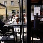 Clientes en una terraza de un bar de Valladolid, en el primer día del cuarto cierre del interior de la hosteleria que sufrió esta ciudad desde marzo del pasado año