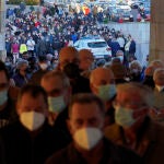 Una larga fila de personas se aglomera en la vacunación masiva de Santiago de Compostela.
